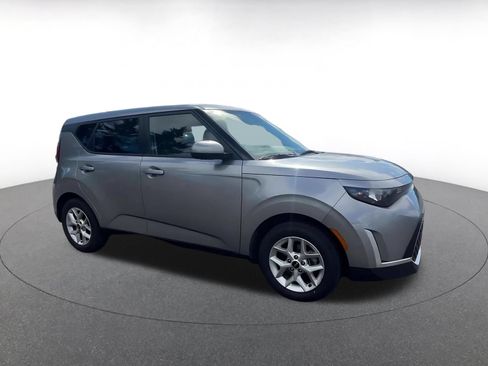 Used 2025 Kia Soul LX w/ LX Technology Package FWD image 2