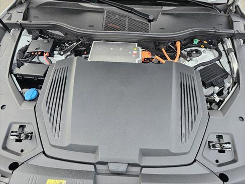 Used 2024 Audi Q8 e-tron Premium Plus image 8