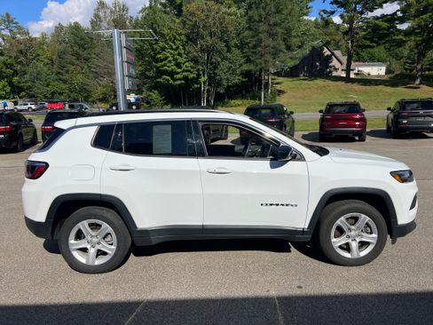 Used 2023 Jeep Compass Latitude w/ Convenience Group AWD/4WD image 4