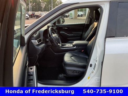 Used 2021 Toyota Highlander XLE AWD/4WD image 25