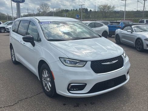 Used 2024 Chrysler Pacifica Touring-L FWD image 1