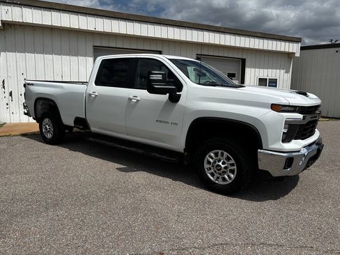 Used 2024 Chevrolet Silverado 2500 LT w/ Convenience Package AWD/4WD image 5