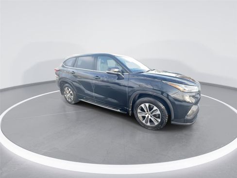 Used 2022 Toyota Highlander XLE image 9