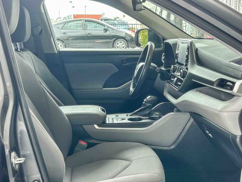 Used 2021 Toyota Highlander L FWD image 16
