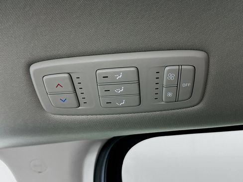 Used 2024 Kia Carnival LX image 27