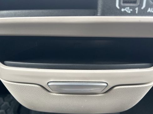 Used 2024 Chrysler Pacifica Touring-L image 31