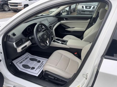 Used 2018 Honda Accord Touring image 2