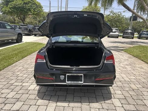 Used 2025 Hyundai Elantra SEL FWD image 28