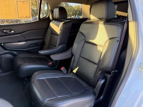 Used 2023 GMC Acadia SLT image 17