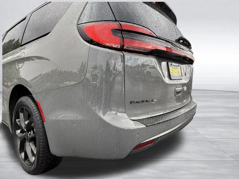 Used 2022 Chrysler Pacifica Limited w/ S Appearance Package AWD/4WD image 30