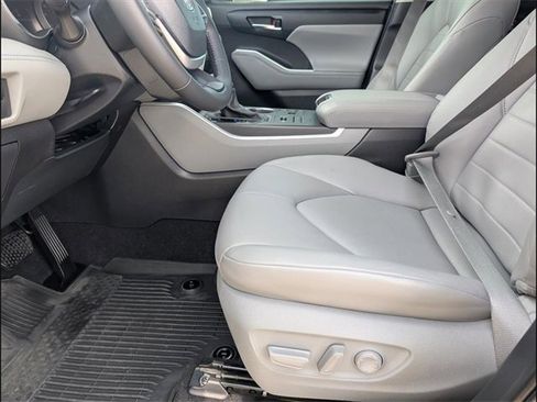 Used 2024 Toyota Highlander XLE image 9