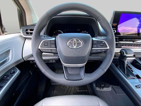 Used 2026 Toyota Sienna XLE FWD image 6