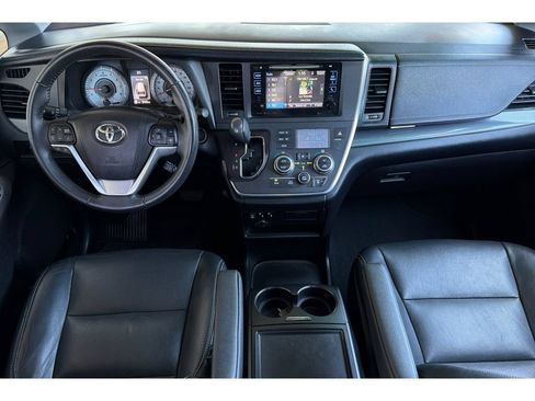 Used 2017 Toyota Sienna SE w/ SE Preferred Package FWD image 14