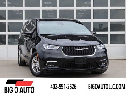 Used 2025 Chrysler Pacifica Select
