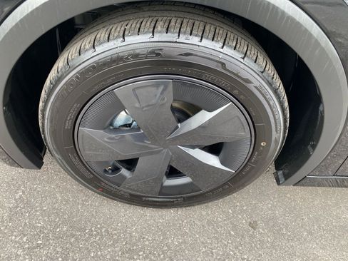 Used 2025 Toyota Prius LE image 30