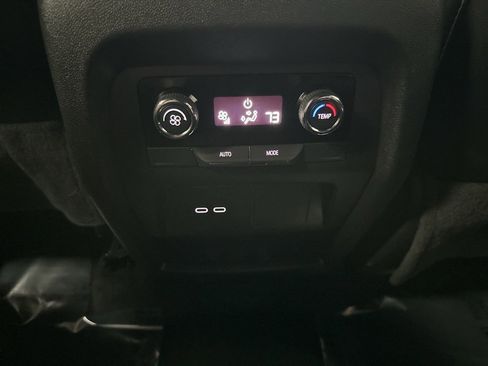 Used 2025 Chevrolet Traverse Z71 image 25