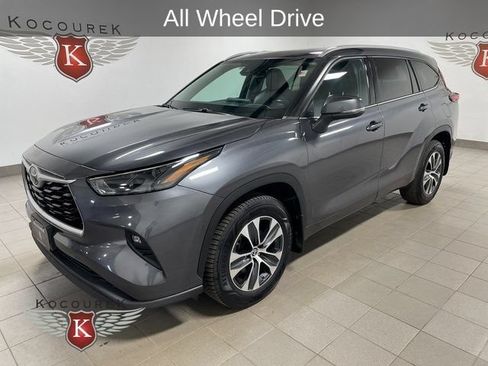 Used 2022 Toyota Highlander XLE AWD/4WD image 3