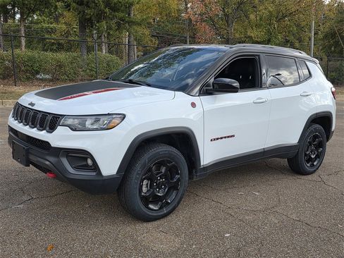 Used 2023 Jeep Compass Trailhawk image 6