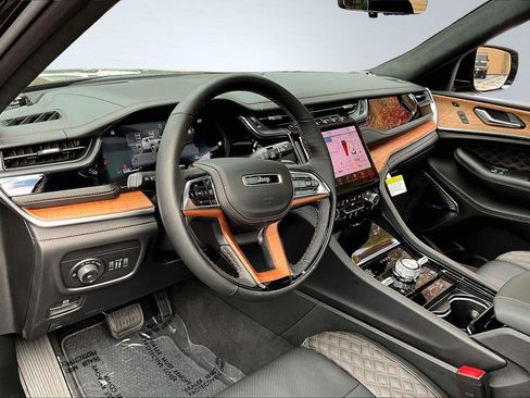 New 2025 Jeep Grand Cherokee Summit image 7