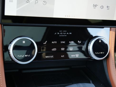 Certified 2026 Jaguar F-PACE R-Dynamic S AWD/4WD image 22