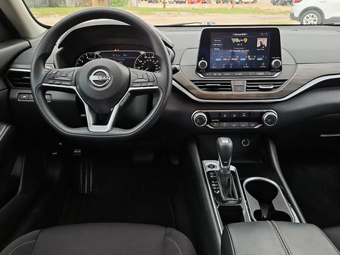 Used 2024 Nissan Altima 2.5 SV FWD image 17