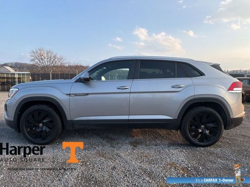 Used 2025 Volkswagen Atlas Cross Sport SE w/ Panoramic Sunroof Package image 2