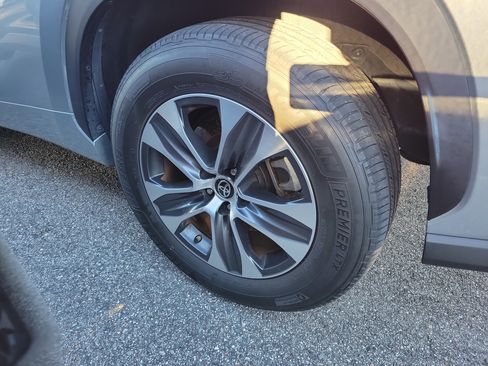 Used 2022 Toyota Highlander XLE image 23