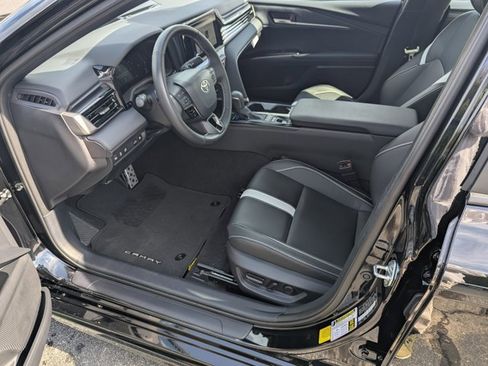 Used 2025 Toyota Camry SE image 9