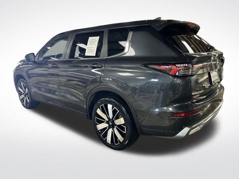 Used 2025 Mitsubishi Outlander AWD image 3