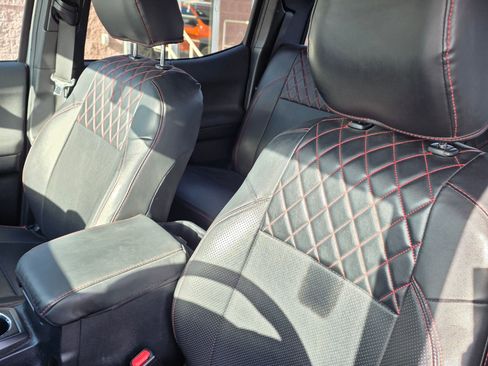 Used 2017 Toyota Tacoma TRD Off-Road image 9