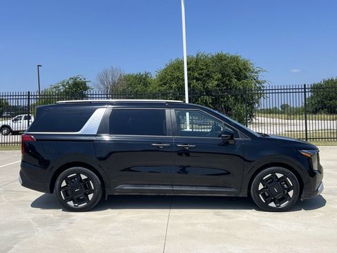 Used 2025 Kia Carnival EX FWD image 3