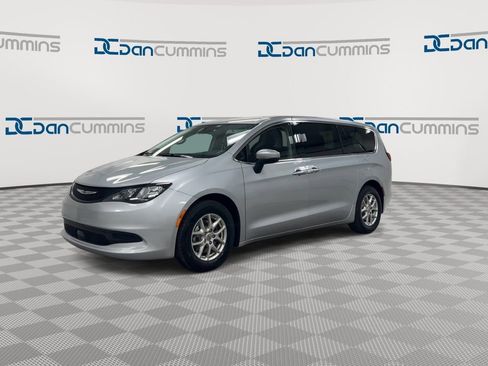 Used 2023 Chrysler Voyager LX image 4