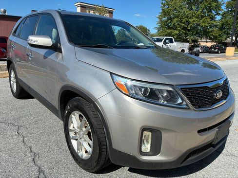 Used 2015 Kia Sorento LX image 3