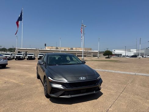 Used 2025 Hyundai Elantra SEL FWD image 3