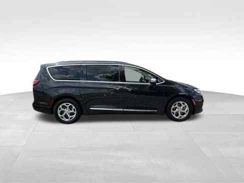 Used 2023 Chrysler Pacifica Limited FWD image 8