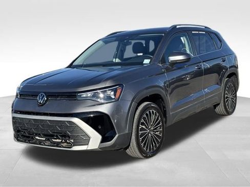 Used 2025 Volkswagen Taos SE image 2