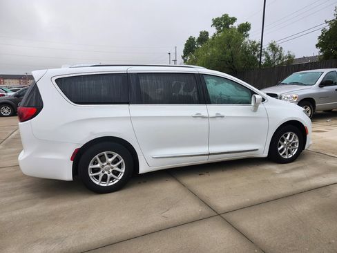 Used 2020 Chrysler Pacifica Touring-L image 7
