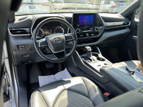 Used 2024 Toyota Highlander XSE FWD image 30