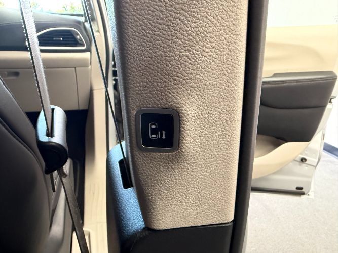 Used 2024 Chrysler Pacifica Limited FWD image 33
