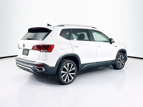 Used 2024 Volkswagen Taos SE w/ Panoramic Sunroof Package FWD image 9