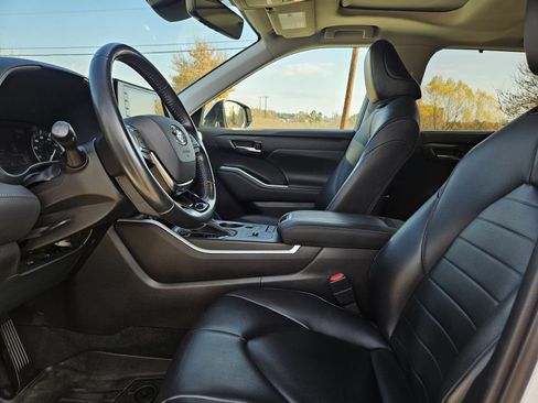 Used 2021 Toyota Highlander XLE image 11