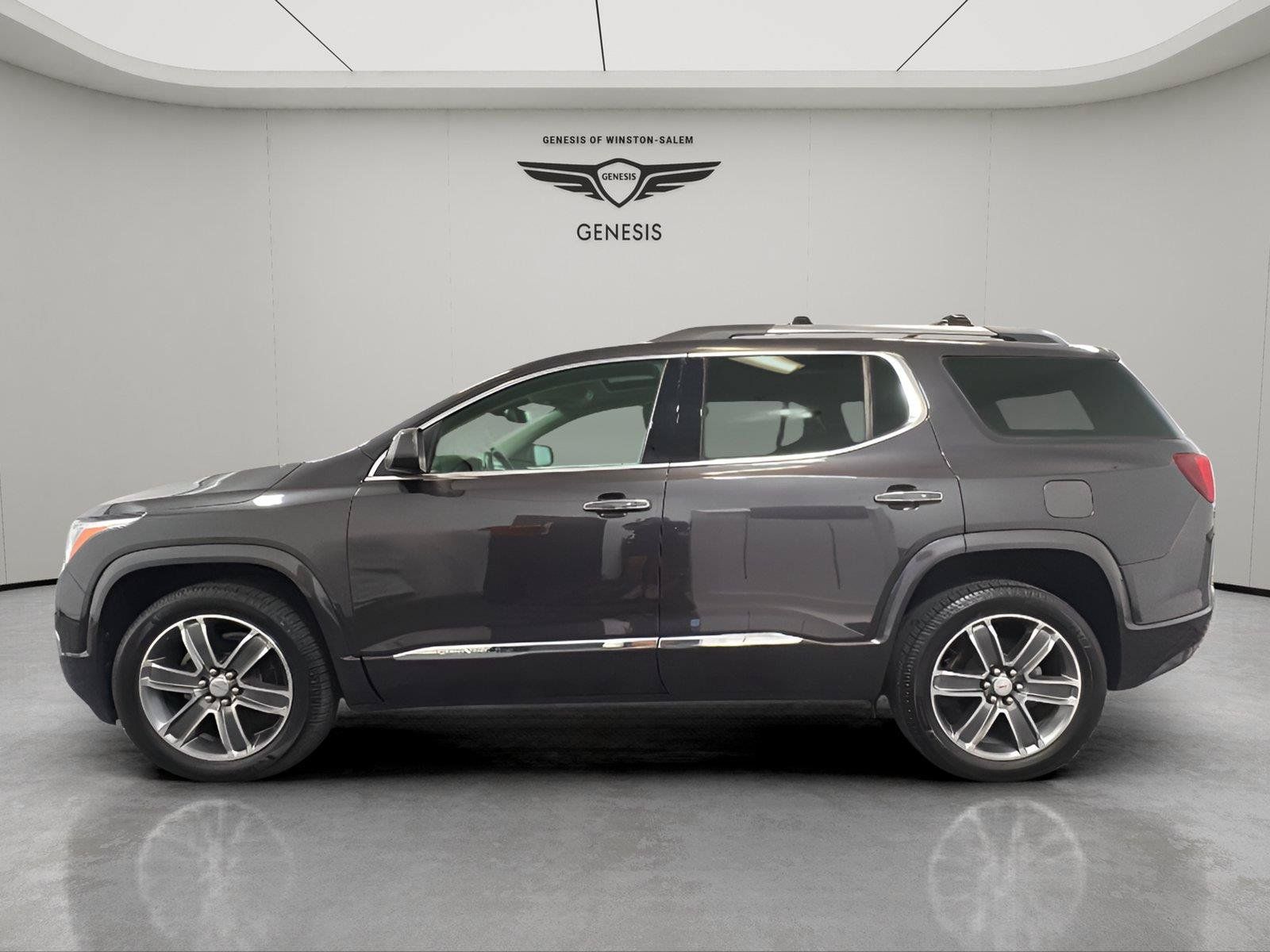 Used 2018 GMC Acadia Denali w/ Technology Package AWD/4WD image 2