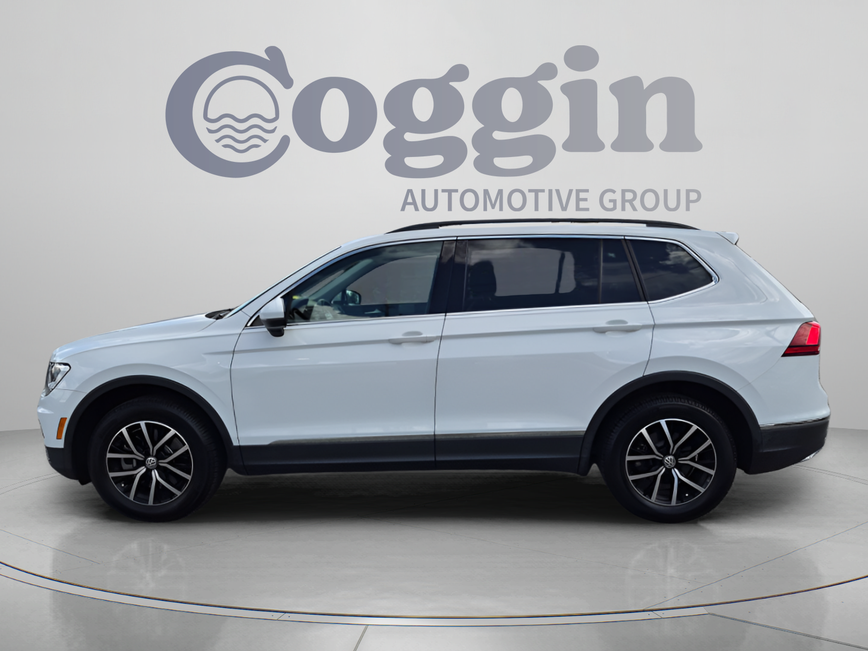 Used 2021 Volkswagen Tiguan SE w/ Panoramic Sunroof Package FWD image 3