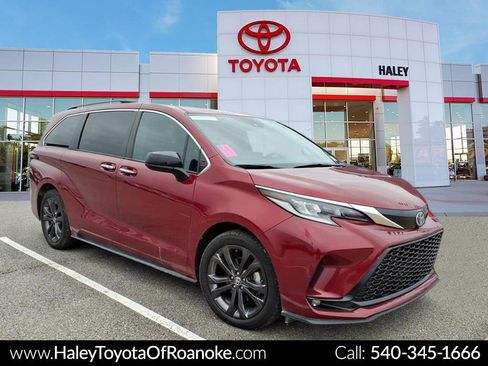 Used 2022 Toyota Sienna XSE image 1