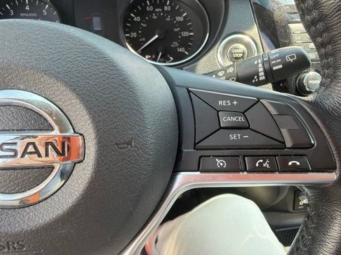 Used 2017 Nissan Rogue SV w/ SV Premium Package AWD/4WD image 12