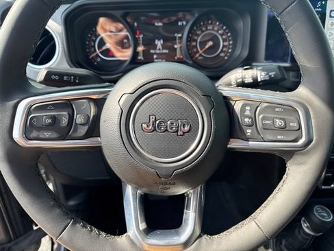 Used 2025 Jeep Wrangler Unlimited Sahara AWD/4WD image 29