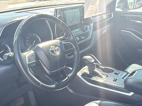 Used 2021 Toyota Highlander XLE FWD image 25