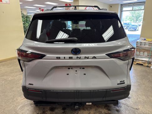 Used 2024 Toyota Sienna XLE Woodland Edition AWD/4WD image 11