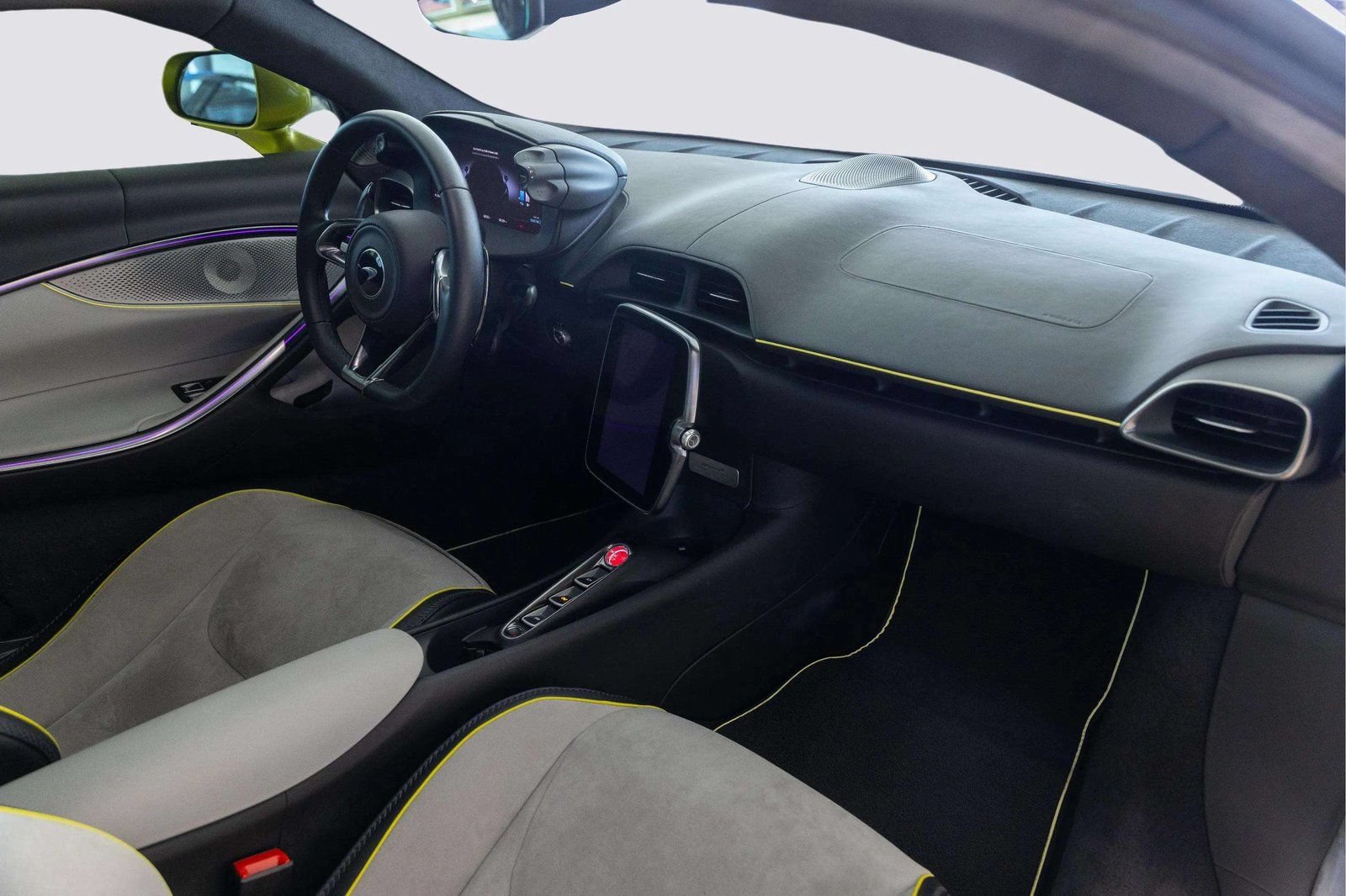 Used 2023 McLaren Artura RWD image 25