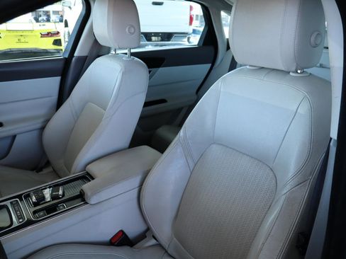 Used 2016 Jaguar XF Prestige image 14